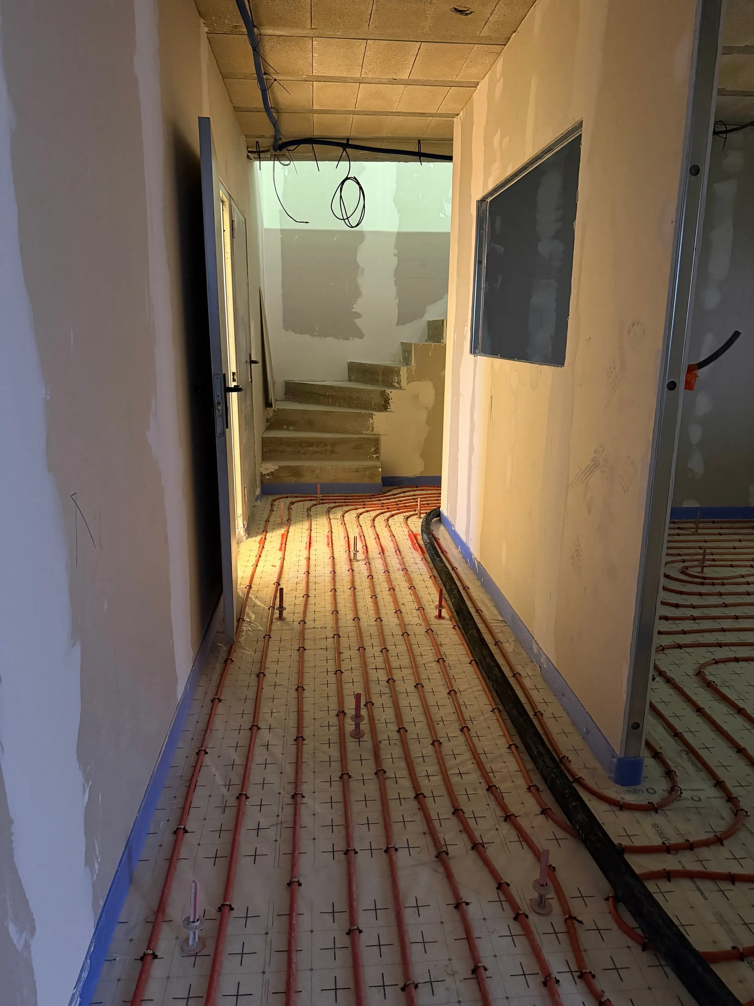 Plancher chauffant PER rouge avant coulage de la chape fluide · Vosges · Isolatech