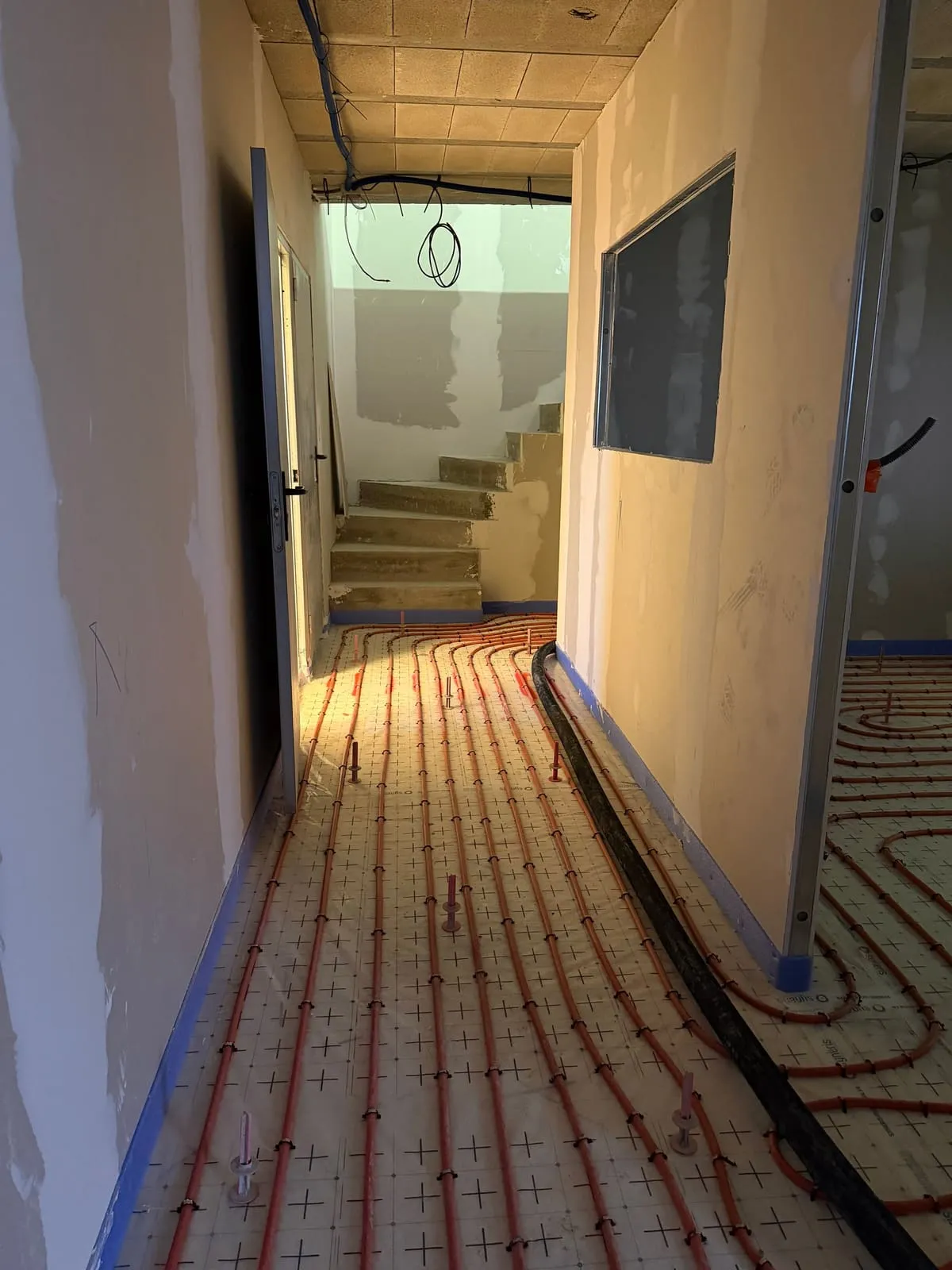 Plancher chauffant PER rouge avant coulage de la chape fluide · Vosges · Isolatech