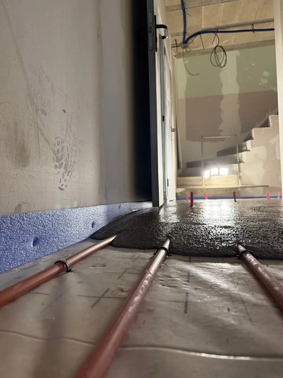 Détail chape fluide coulée et lissée, planéité classe A · Isolatech