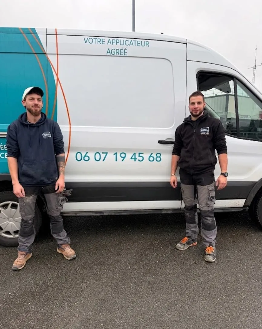 Équipe Chape Isolatech devant la camionnette de chantier