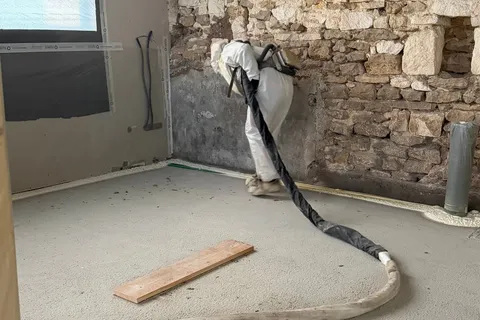 Applicateur Isolatech en projection polyuréthane sur sol, chantier en cours · isolation cellule fermée 60 mm · Pérouse (90160, Territoire de Belfort) · Isolatech
