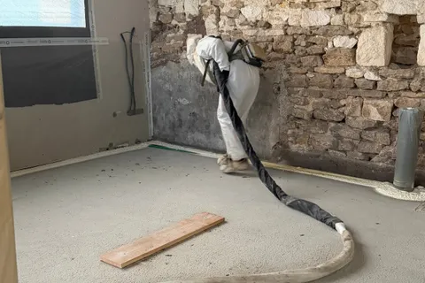Applicateur Isolatech en projection polyuréthane sur sol, chantier en cours · isolation cellule fermée 60 mm · Pérouse (90160, Territoire de Belfort) · Isolatech