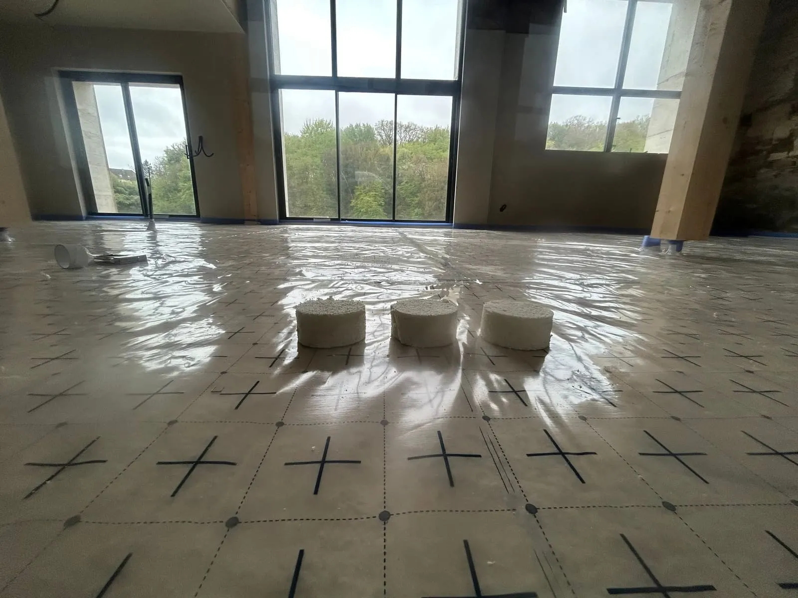 Échantillons cubes de mousse polyuréthane prélevés en fin de chantier pour analyse densité et contrôle de conformité aux normes NF EN 14315 et ACERMI · Pérouse · Isolatech