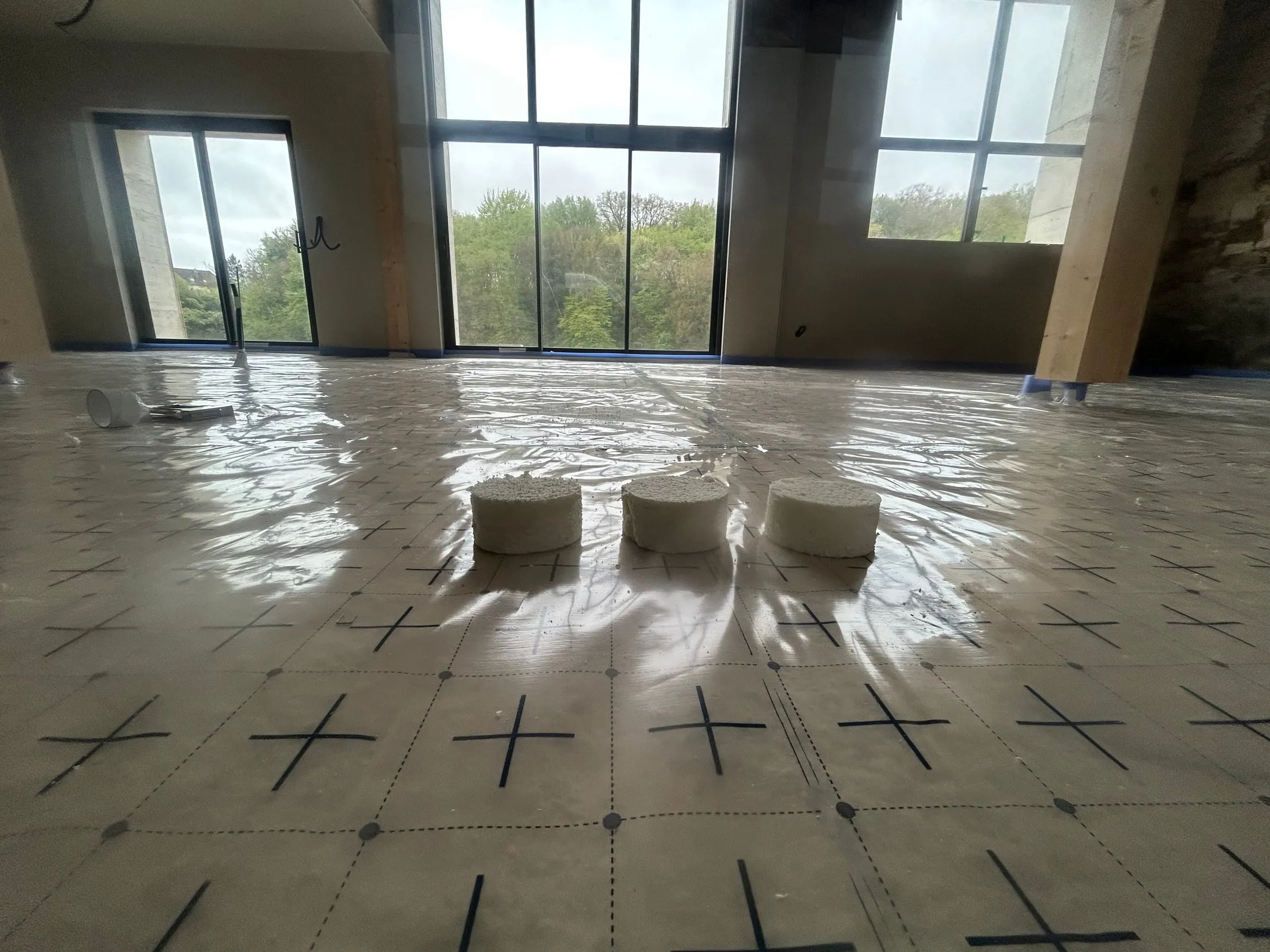 Échantillons cubes de mousse polyuréthane prélevés en fin de chantier pour analyse densité et contrôle de conformité aux normes NF EN 14315 et ACERMI · Pérouse · Isolatech