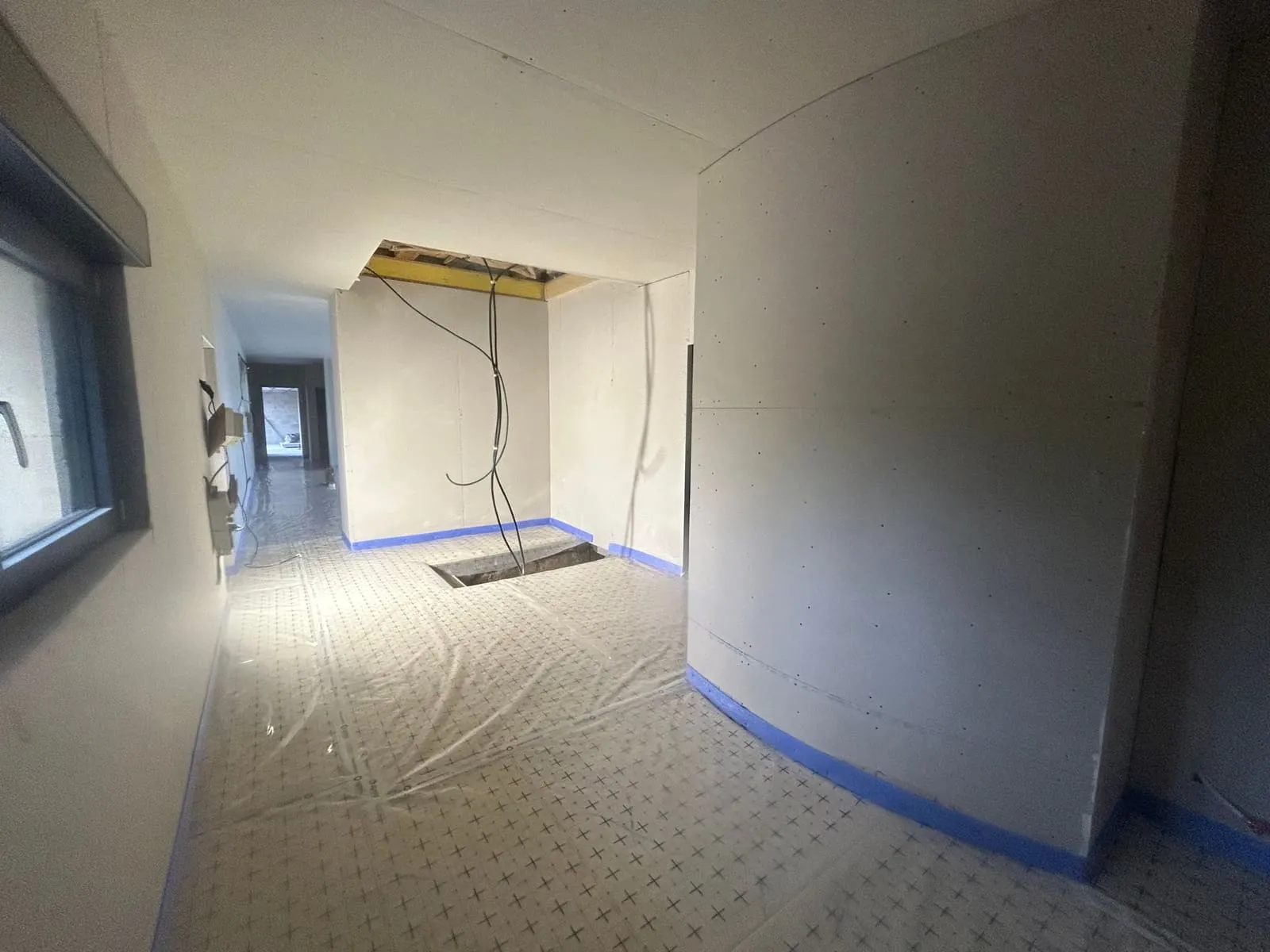 Couloir avec flexible de projection polyuréthane visible, isolation des sols à Pérouse
