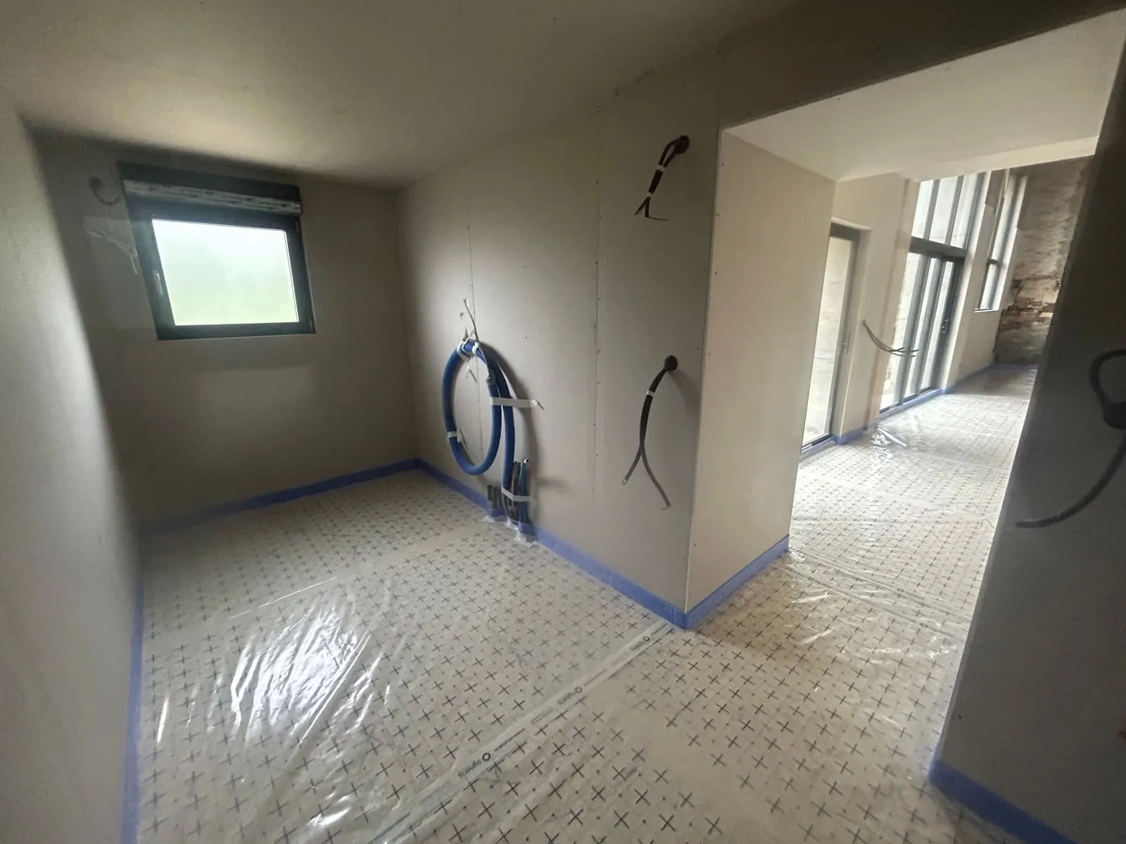 Flexible de projection polyuréthane cellule fermée connecté au mur, chantier Pérouse