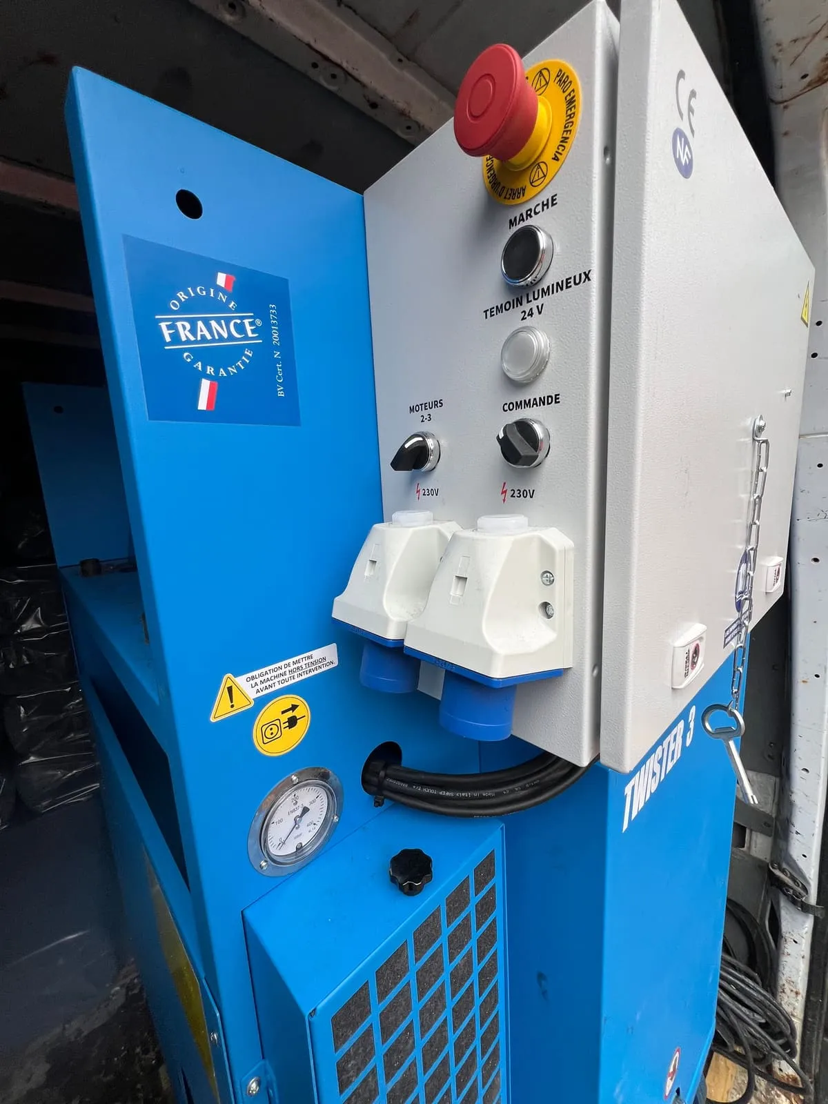 Panneau de commande de la machine Twister 3 — contrôle des moteurs et alimentation 230 V utilisée pour le soufflage de laine de coton dans les combles · Isolatech