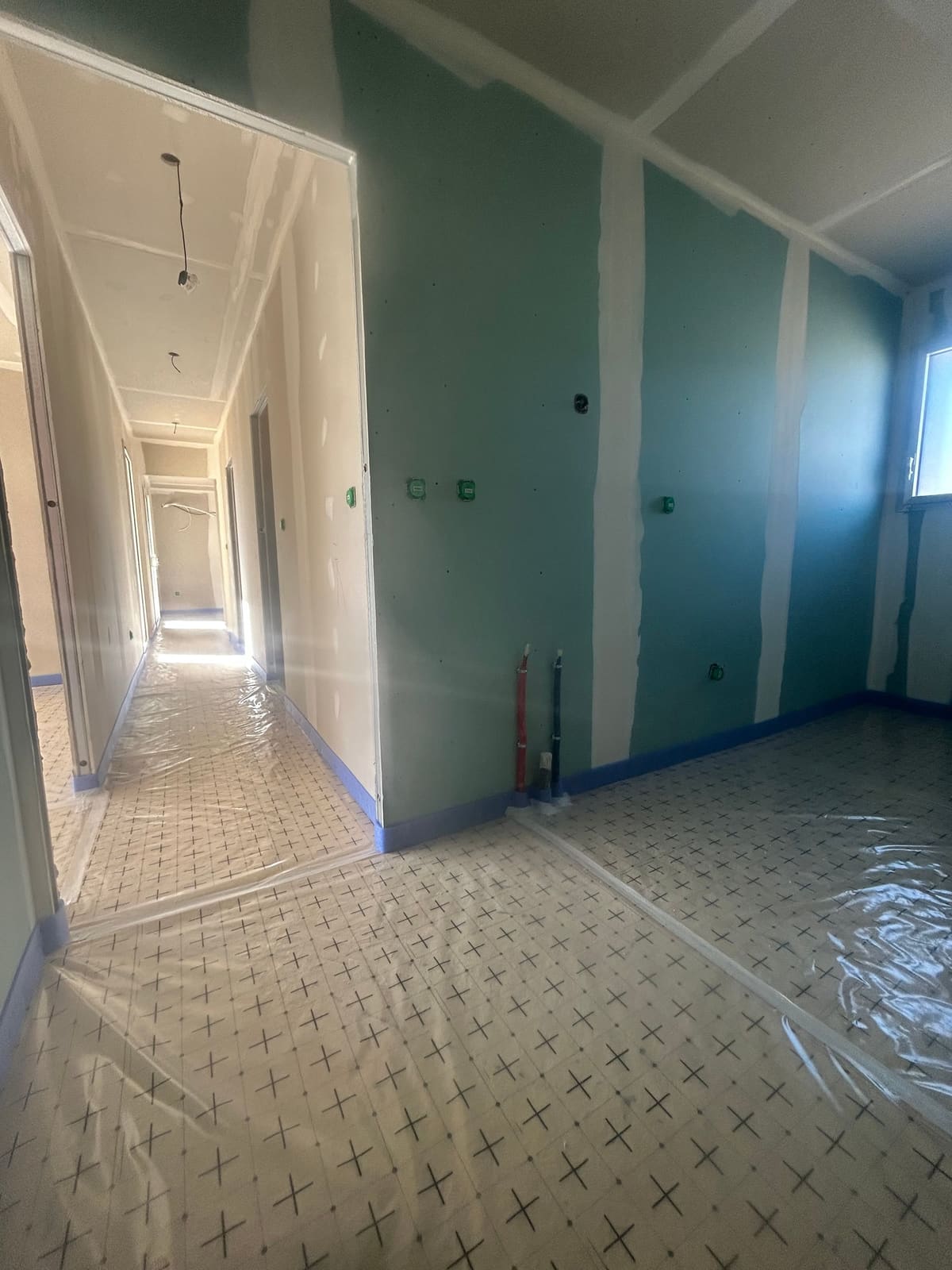Projection polyuréthane cellules fermées en cours sur sous-face bac acier d'un bâtiment agricole à Belleville-sur-Meuse