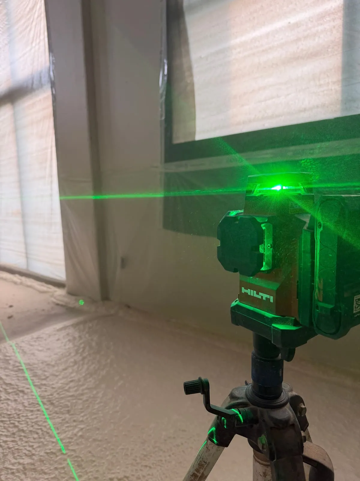 Préparation du chantier avant projection polyuréthane, niveau laser