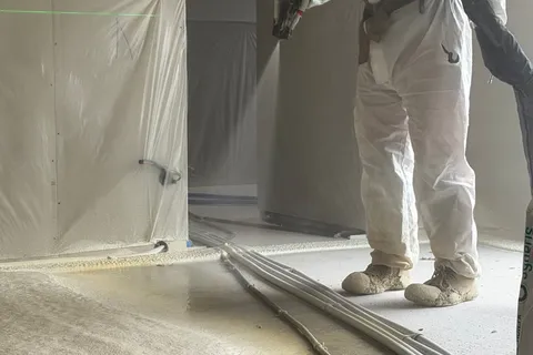 Projection polyuréthane sur sol, vue rapprochée mousse jaune · Isolatech