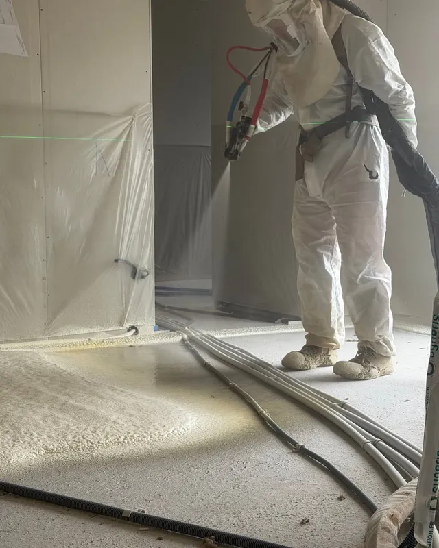 Projection polyuréthane sur sol, vue rapprochée mousse jaune · Isolatech