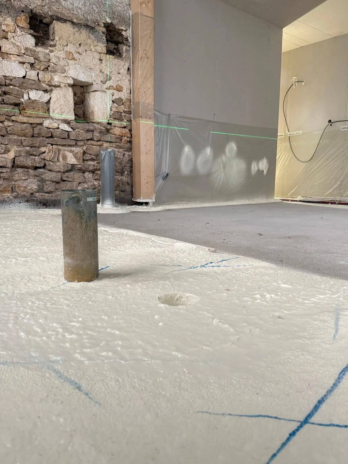 Détail de la mousse polyuréthane après séchage et arasement
