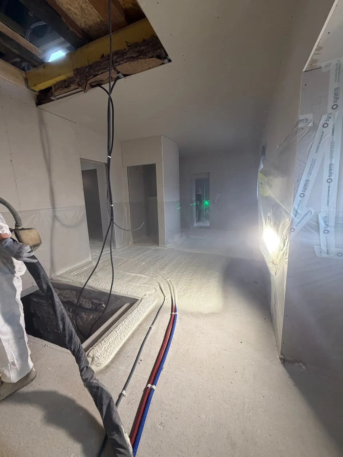 Projection polyuréthane en cours, ambiance brouillard de mousse · Lunéville