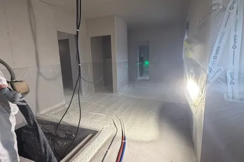 Projection polyuréthane en cours, ambiance brouillard de mousse · Lunéville