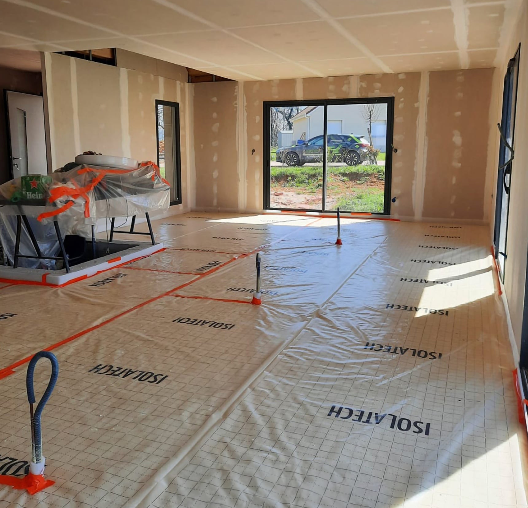 Chantier construction neuve, bâches Isolatech, chape fluide RE 2020