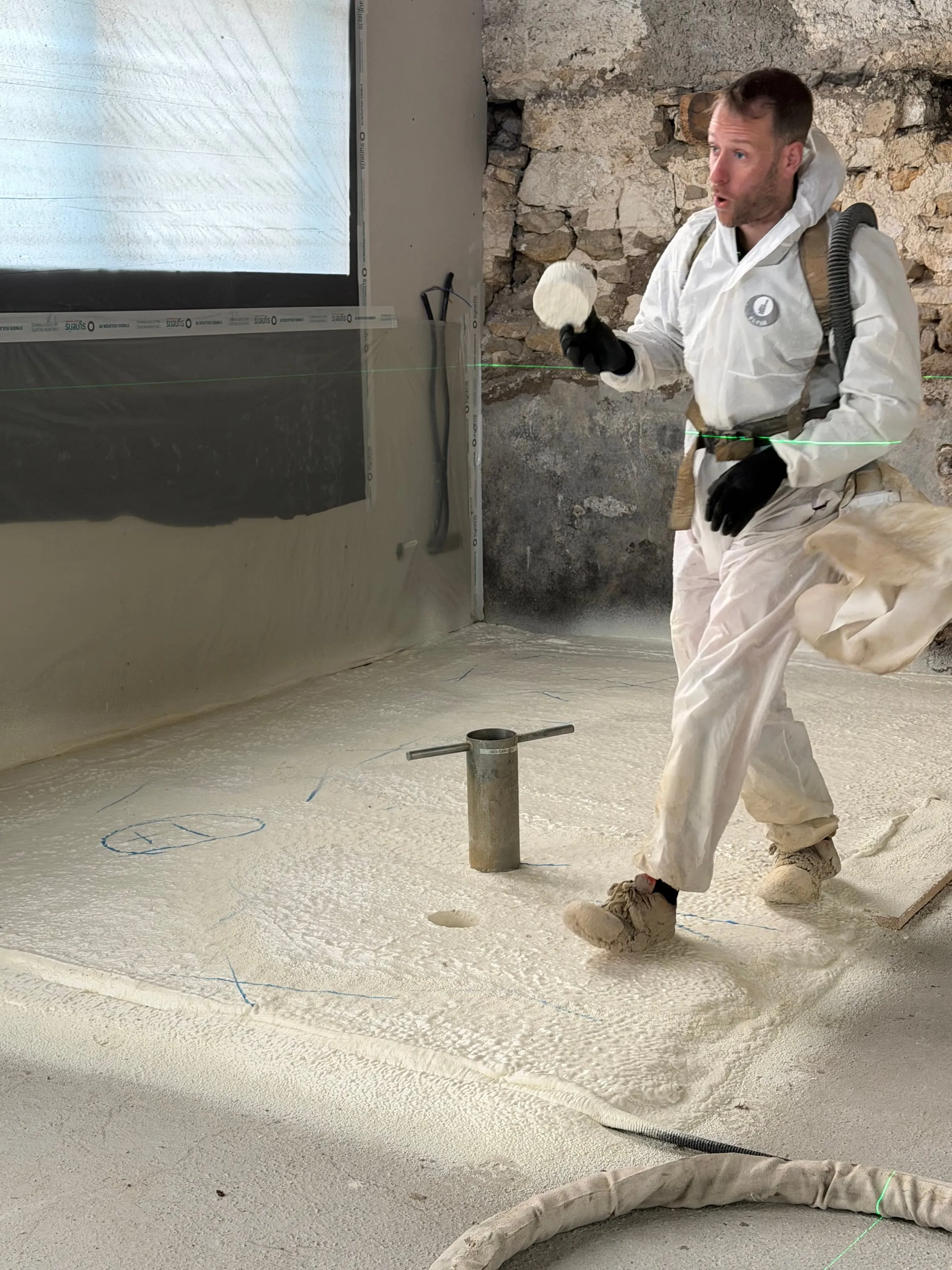Renaud Racenet, artisan d'Isolatech, en action sur chantier dans les Vosges