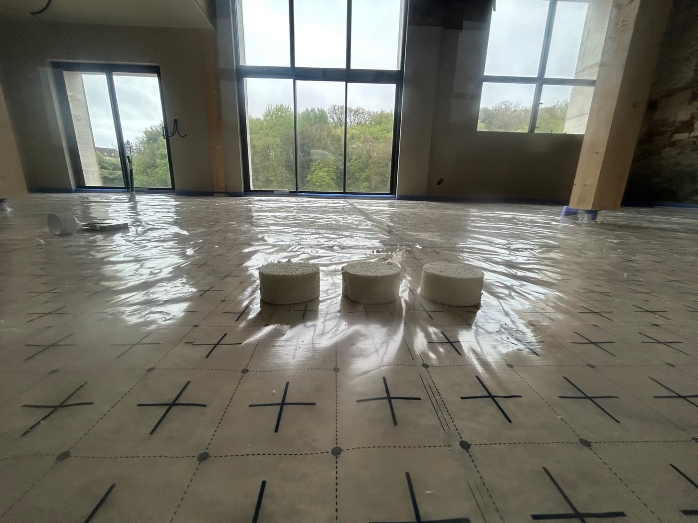 Échantillons de mousse polyuréthane prélevés sur chantier pour contrôle de densité selon la norme — protocole qualité Isolatech